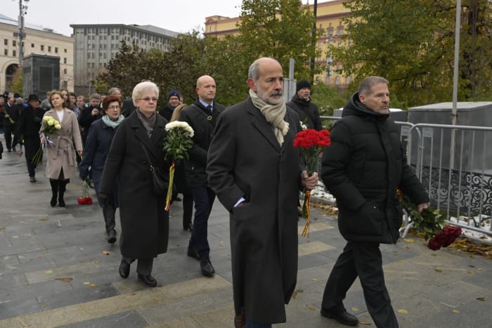 Russians commemorate victims of Soviet repression as a present-day crackdown on dissent intensifies - Vimarsana News
