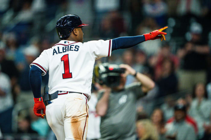 WATCH: Ozzie Albies takes Sandy Alcantara deep to give Braves