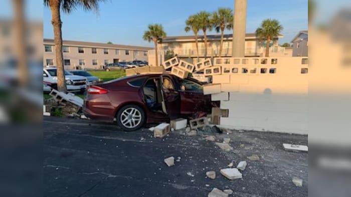 Juveniles hurt in 90 mph crash with wall in Daytona Beach, firefighters say