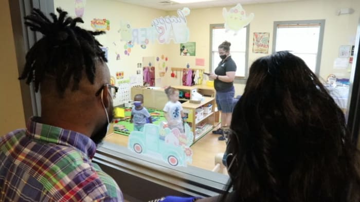 Das lokale Programm verfolgt einen „Ganzfamilienansatz“, um die Wettbewerbsbedingungen für Schüler zu ebnen Das lokale Programm verfolgt einen „Ganzfamilienansatz“, um die Wettbewerbsbedingungen für Schüler zu ebnen