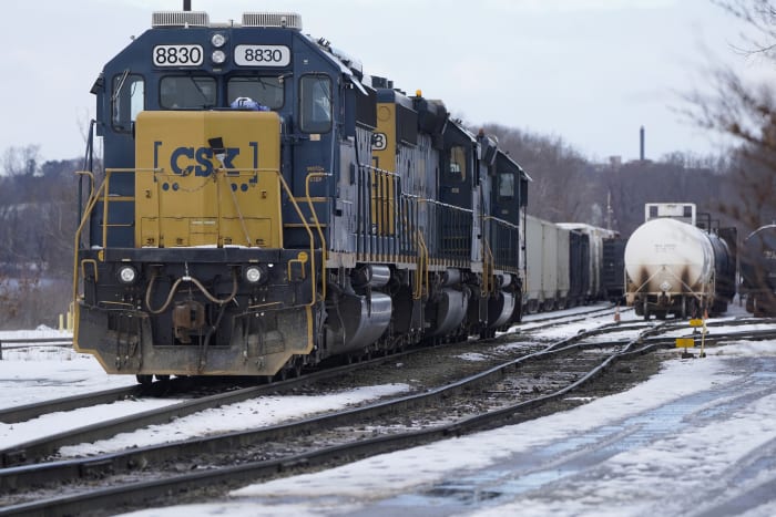 CSX railroad's 1Q profit jumps 15% on higher rates