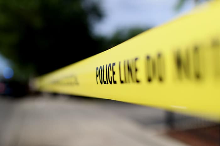 El sospechoso armado fue asesinado a tiros por la policía de Houston después del accidente de la autopista North El sospechoso armado fue asesinado a tiros por la policía de Houston después del accidente de la autopista North