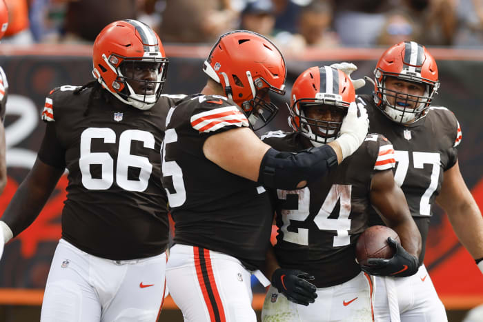 Browns stun Steelers early, hold on for 48-37 playoff victory