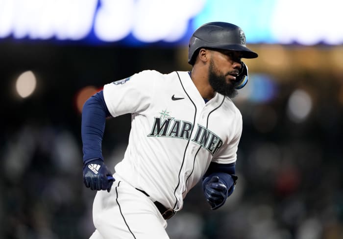 Winker hits slam, Mariners drop Angels 6-3; Ohtani shaken up