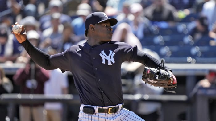 Yankees reliever Trivino warms up in wrong jersey, changes