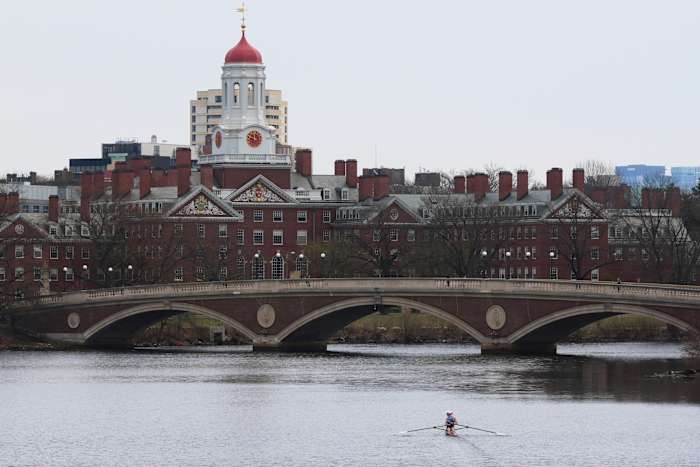 La Universidad de Harvard demanda a la administración Trump por prohibir a los estudiantes extranjeros La Universidad de Harvard demanda a la administración Trump por prohibir a los estudiantes extranjeros