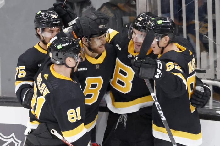 Bergeron gets 1,000th point, streaking Bruins beat Lightning