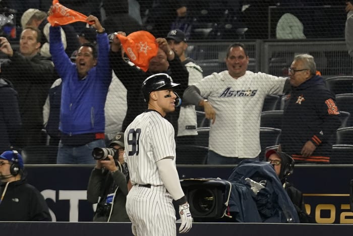 Yankees' Luke Voit takes fastball to the mouth