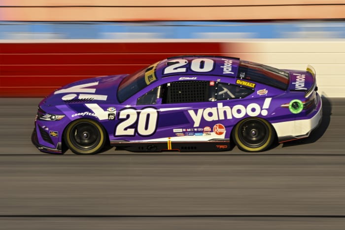 Denny Hamlin rides hot streak in Las Vegas, holds off Chase Elliott to win  NASCAR playoff race - The Boston Globe