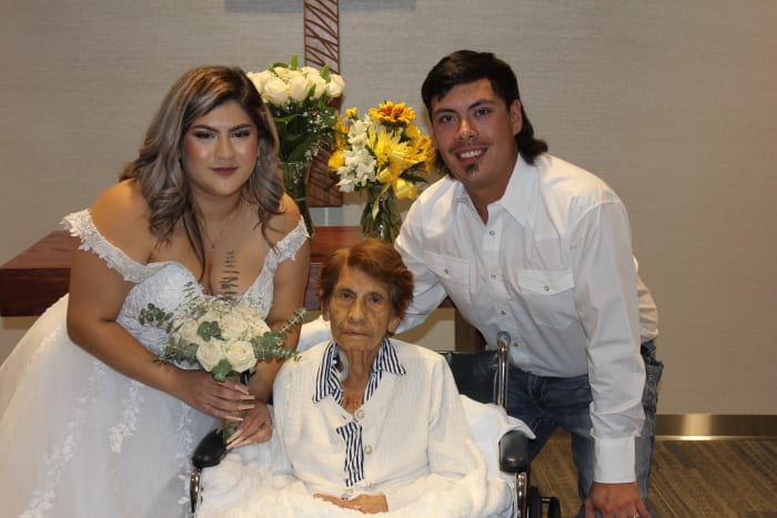 ‘So thankful to have this time’: Houston Methodist Baytown helps hospice patient see granddaughter get married