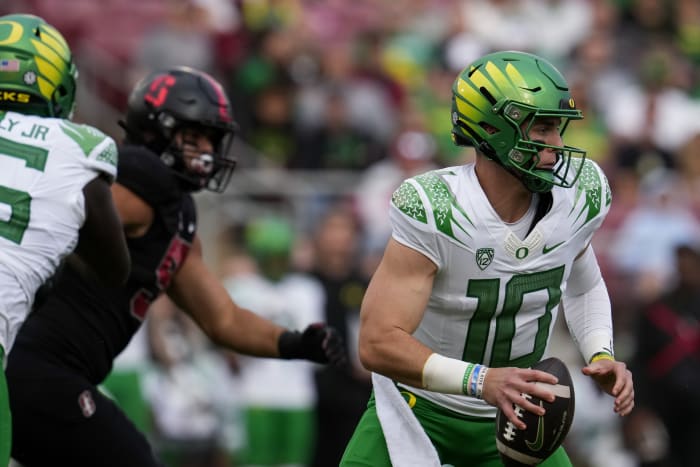 Bo Nix throws for 3 TDs as No. 15 Oregon dominates in 81-7 win