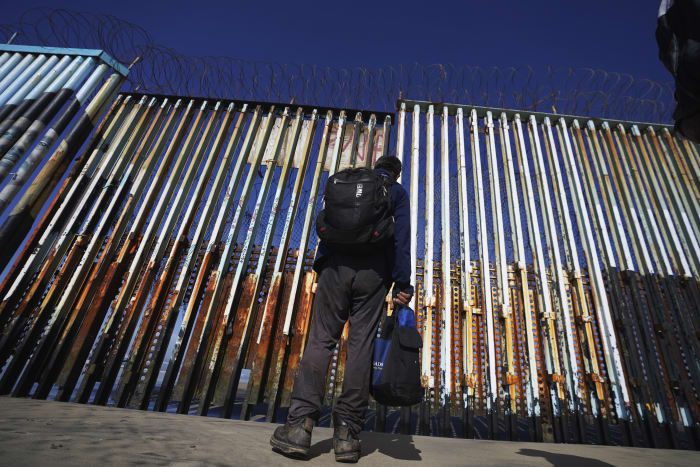 1 de cada 3 teme que los inmigrantes influyan en las elecciones estadounidenses: encuesta AP-NORC 1 de cada 3 teme que los inmigrantes influyan en las elecciones estadounidenses: encuesta AP-NORC