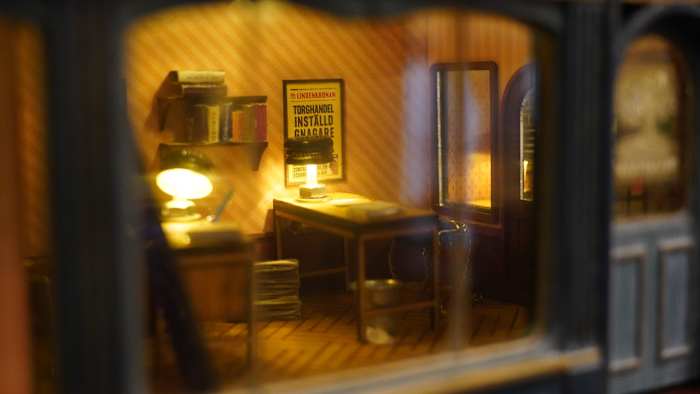 Mini creations by Swedish artists ‘Anonymouse,’ dubbed ‘Banksy Mouse,’ go from street to museum Mini creations by Swedish artists ‘Anonymouse,’ dubbed ‘Banksy Mouse,’ go from street to museum