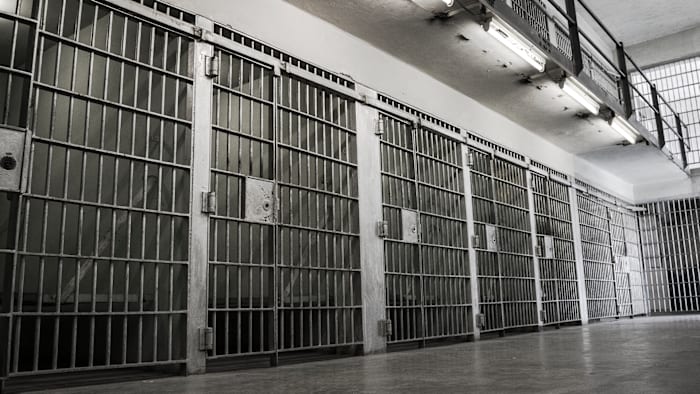 কেটি ড্রাগ ডিলার, সহ-ষড়যন্ত্রকারীকে হত্যার জন্য ভাড়ার চক্রান্তে দোষী সাব্যস্ত করা হয়েছে যা দুর্ঘটনাক্রমে নিরপরাধ ব্যক্তিকে আহত করেছে