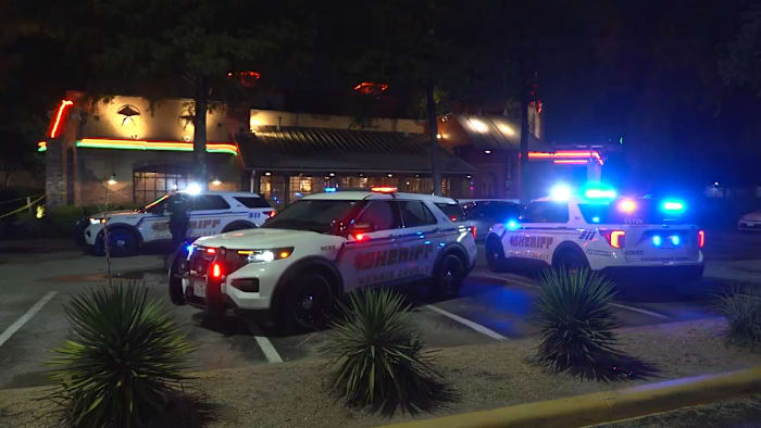 18-year-old killed, 20-year-old wounded in shooting outside North Freeway restaurant, HCSO says