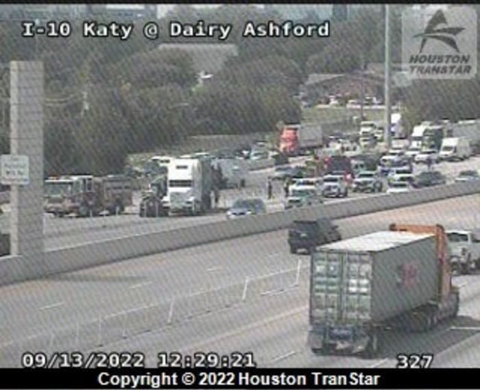 Houston crash: 1 dead, 1 injured after car crashes into tree on S. Dairy  Ashford