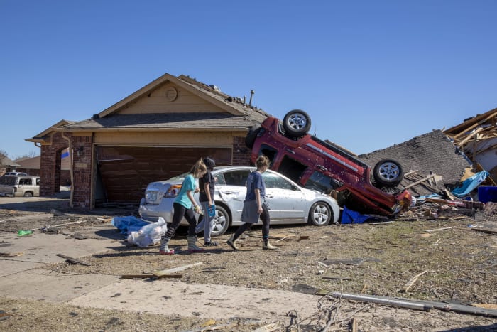 Northeast braces for heavy snow; winds shred Southern Plains