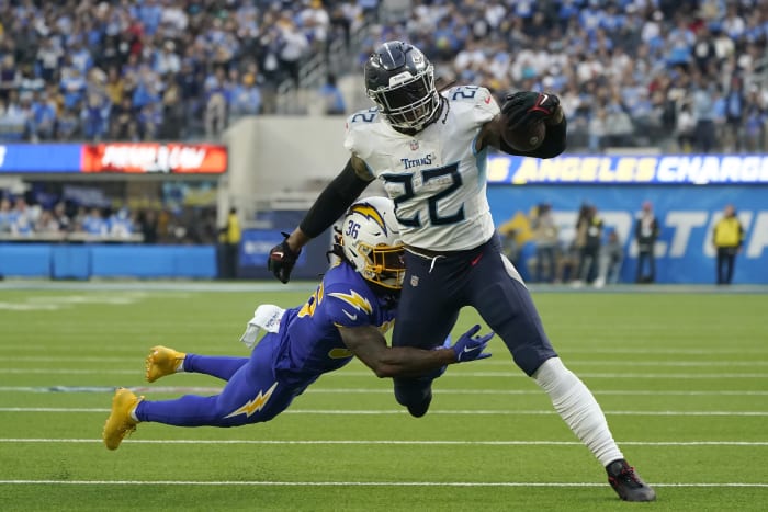 Titans' Derrick Henry runs over Bengals defense, throws TD pass in