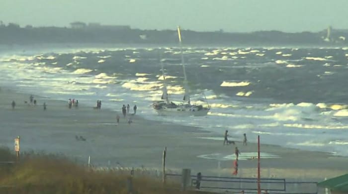 40foot sailboat runs aground in Jacksonville Beach