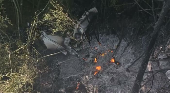 Пілот залишає невеликі авіакатастрофи в лісі поблизу аеропорту Західного Х’юстона Пілот залишає невеликі авіакатастрофи в лісі поблизу аеропорту Західного Х’юстона