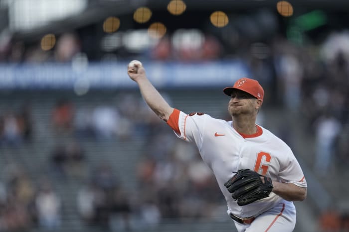 Machado's 3-run homer gives Padres dramatic win over Giants