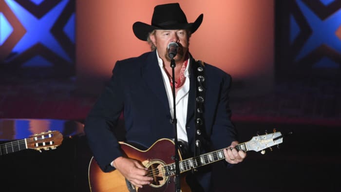 Toby Keith receives Country Icon Award, describes cancer diagnosis