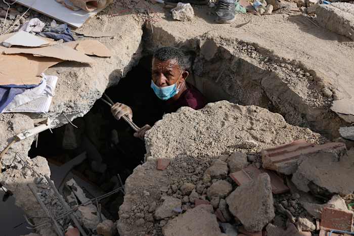 Venezuelans take search for the missing into their own hands as earthquake death toll climbs