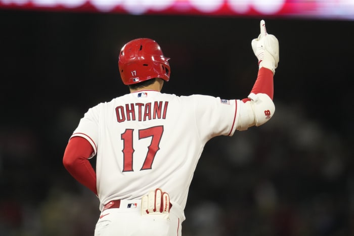 Say cheese: Ohtani body double finds way into Angels' team photo