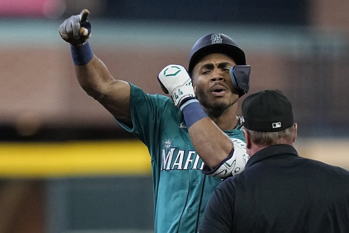 Benches clear in 9th, Servais tossed as Mariners beat Astros