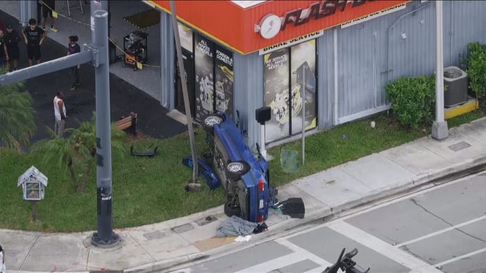 Auto tipt over externe zaken in Fort Lauderdale