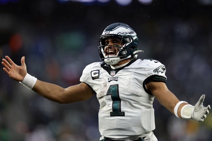 Jalen Hurts, Eagles run past Packers 40-33; Aaron Rodgers hurt