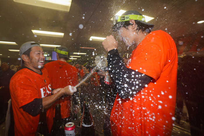 Hamels goes the distance as Rangers clinch 