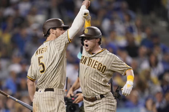 Alfaro mashes pinch-hit 3-run HR in 9th, Padres win 3-2