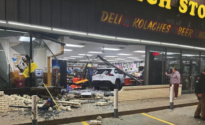 SUV havarovalo před slavnou texaskou Checkstop Bakery