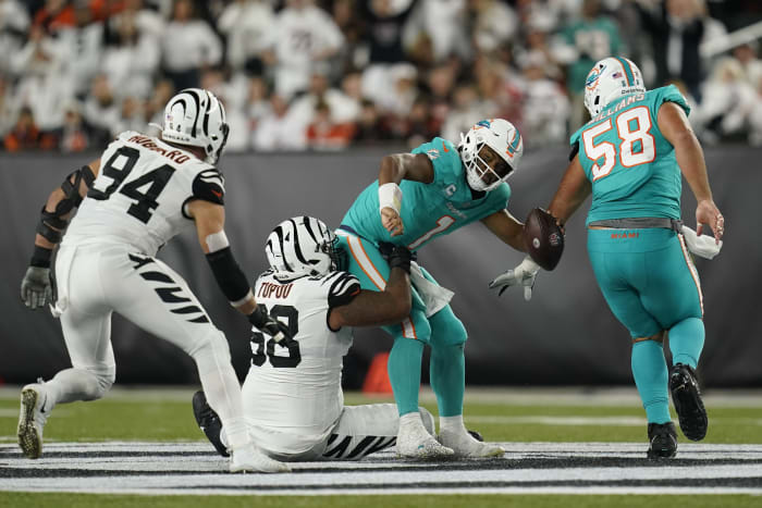 Jets run past Dolphins 40-17, snap 12-game skid vs. AFC East