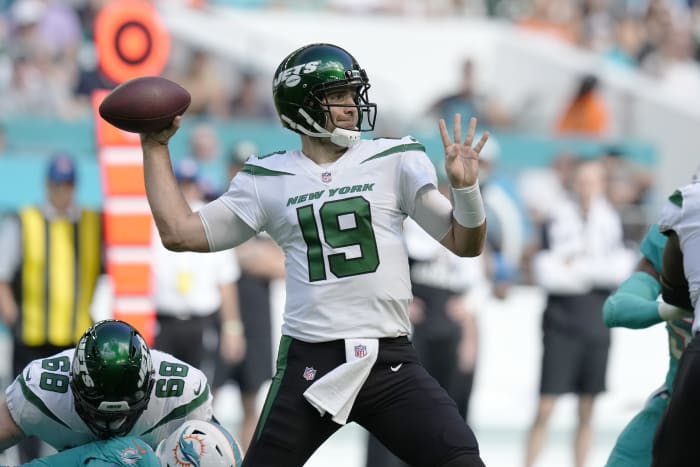 Jets bench embattled QB Zach Wilson, Mike White to start vs. Bears