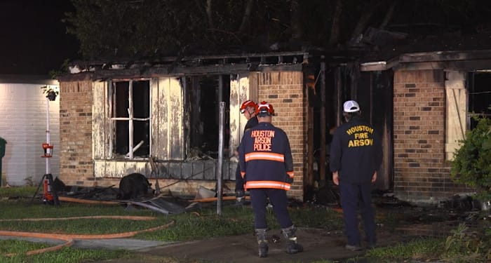 Imagem original da matéria: Heavy fire engulfs Houston home early Wednesday morning