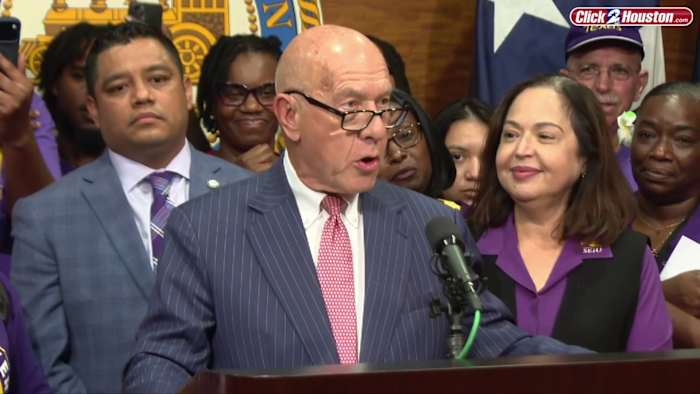 Houston airport workers to see pay increases, reaching $23 an hour by 2028