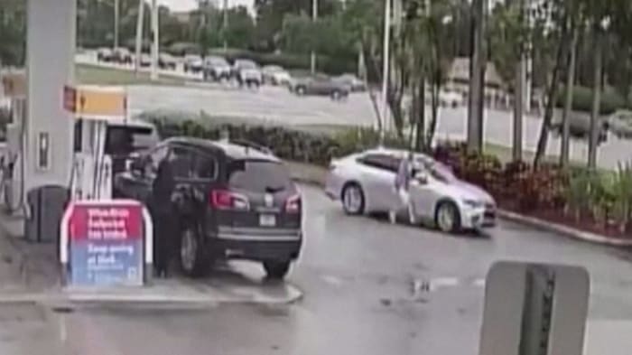 Video Woman Dragged Through Parking Lot During Robbery In Florida 3881