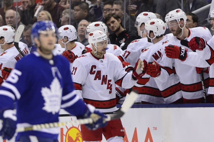 Frederik Andersen keeps Maple Leafs in Game 6 with pair of glove saves