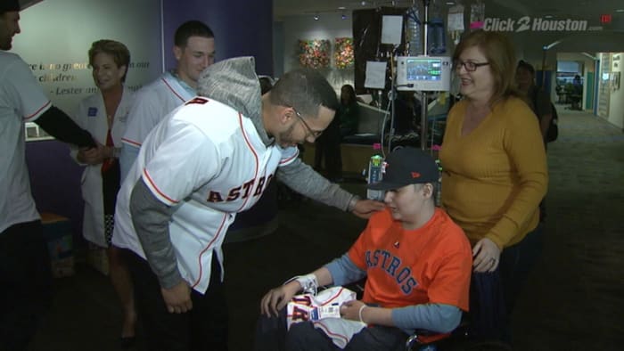 Carlos Correa visits kids in Houston hospital