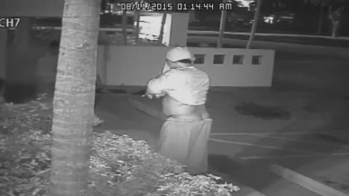 Butt Crack Bandit Robs 2 People In Florida