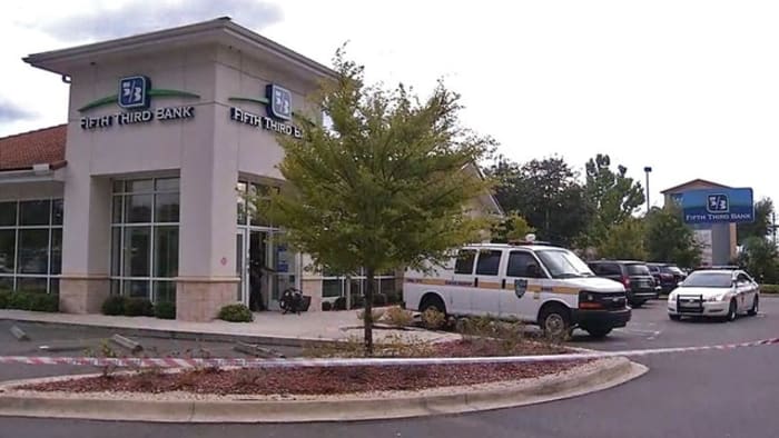 Man in Gator hat robs Westside Jacksonville bank