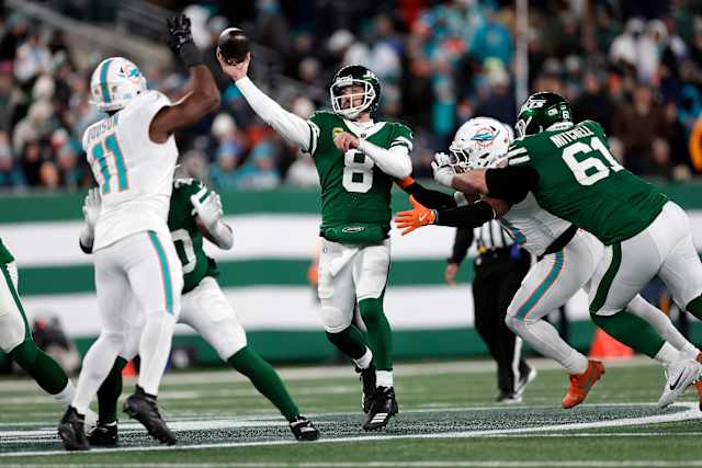 NFL quarterbacks throwing touchdown passes in 2025 season