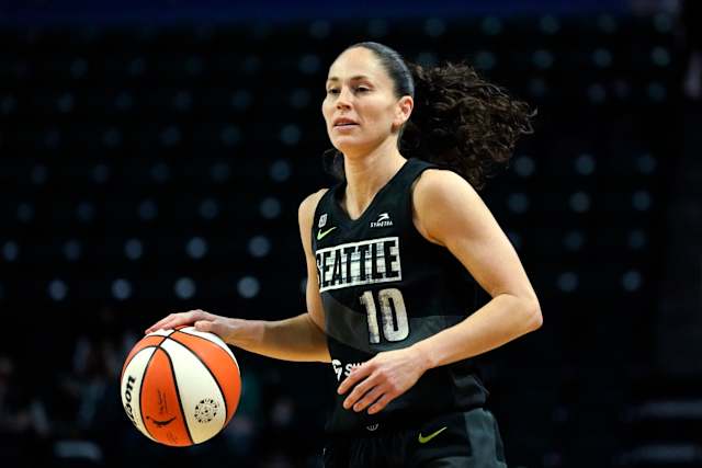 WNBA Sue Bird サイン入り写真 SUE BIRD - Signed 8x10 WNBA Rookie Year Photo - Seattle