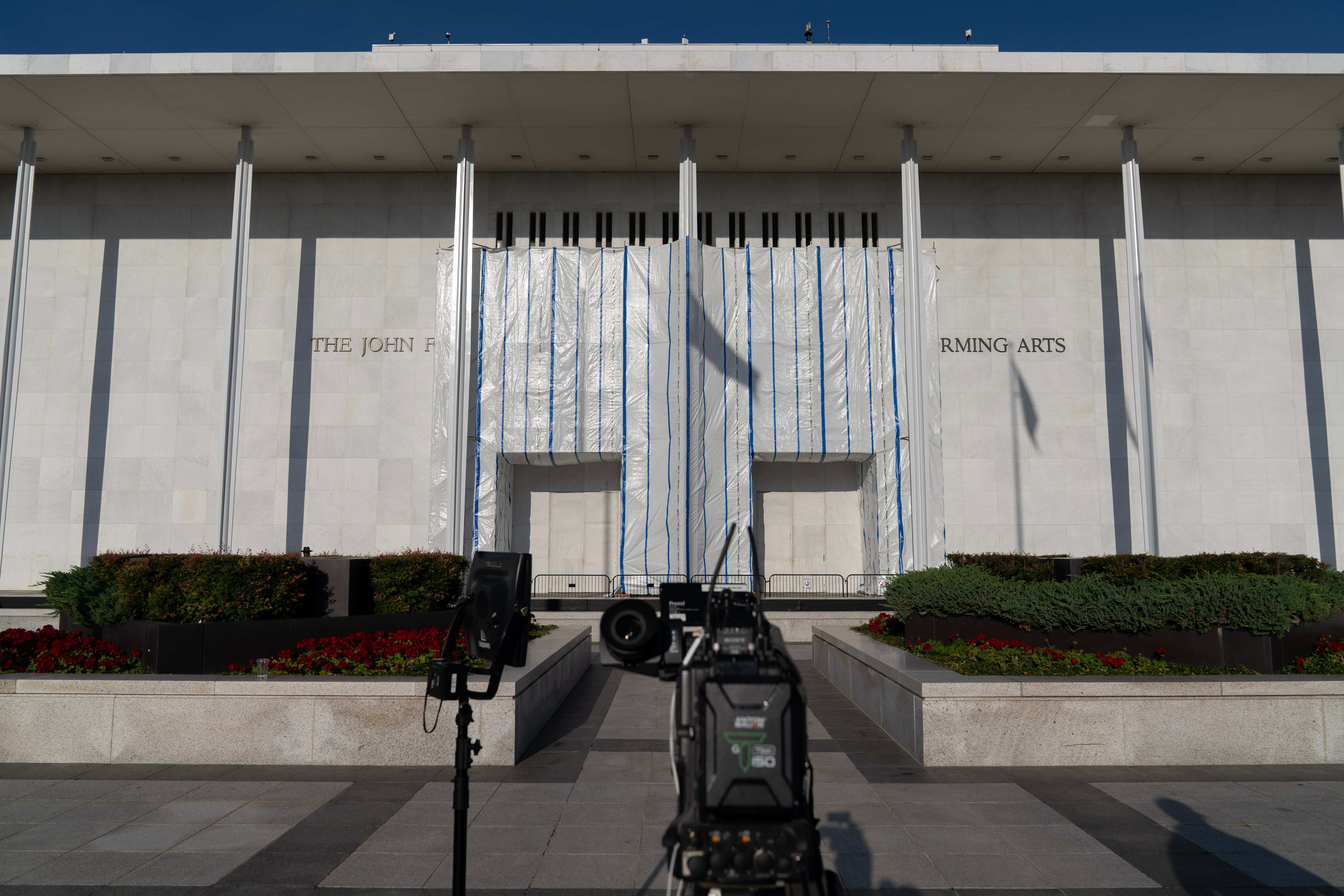 Kennedy Center Fenced Off After Trump-Aligned Board Votes to Close Main Building