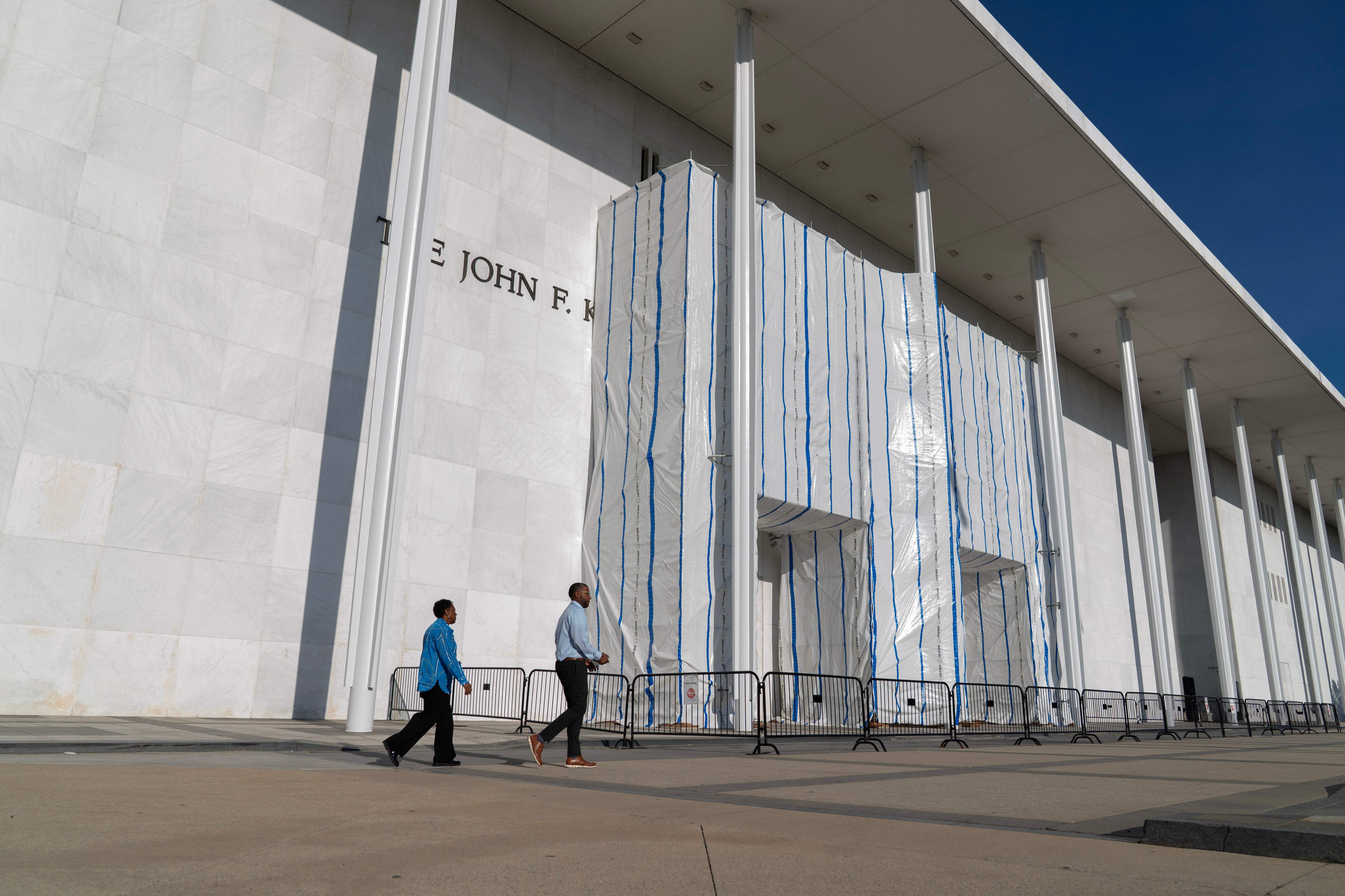Kennedy Center Fenced Off After Trump-Aligned Board Votes to Close Main Building
