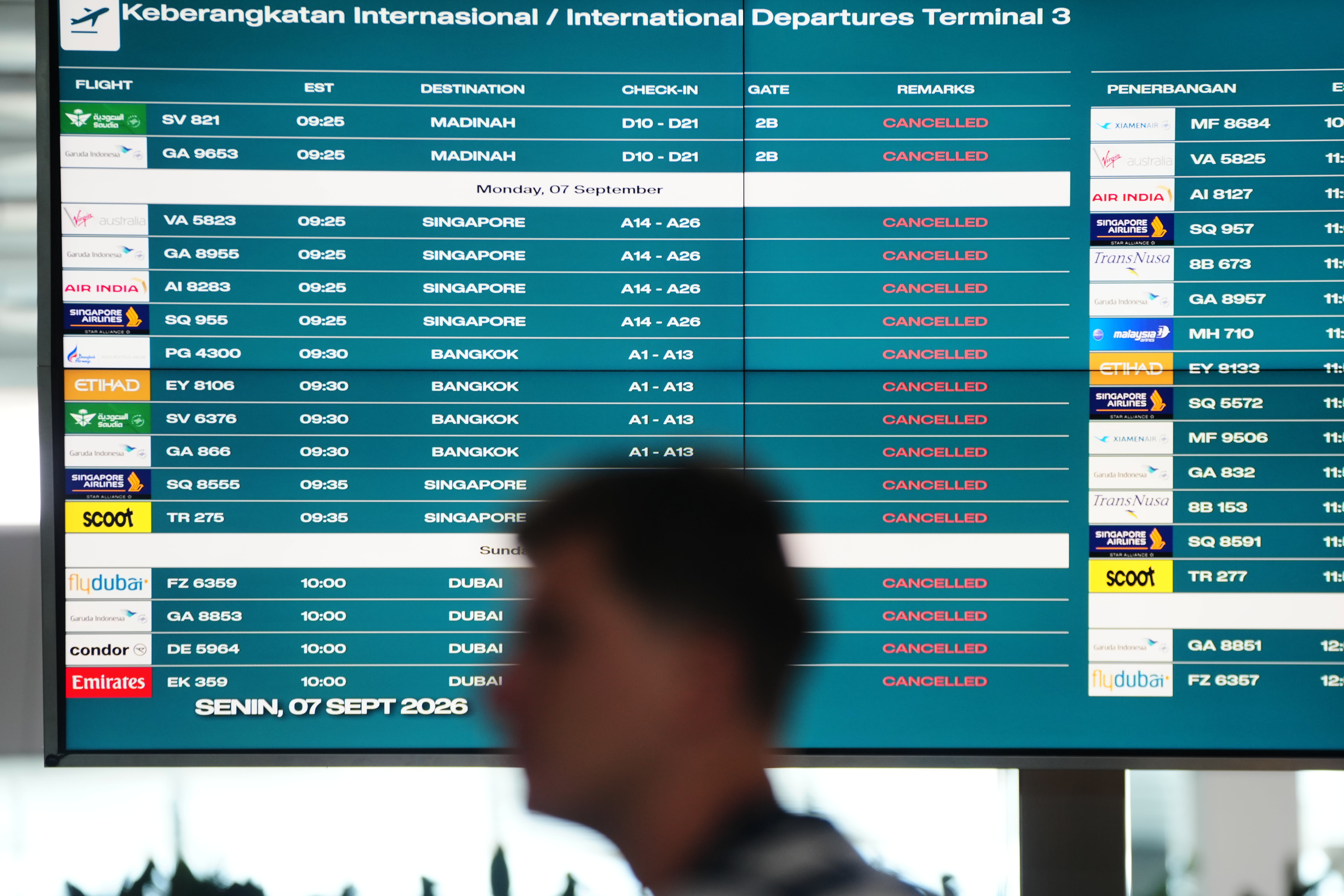 Flights to and from Indonesia’s capital resume after volcanic eruption forced a 2-day closure