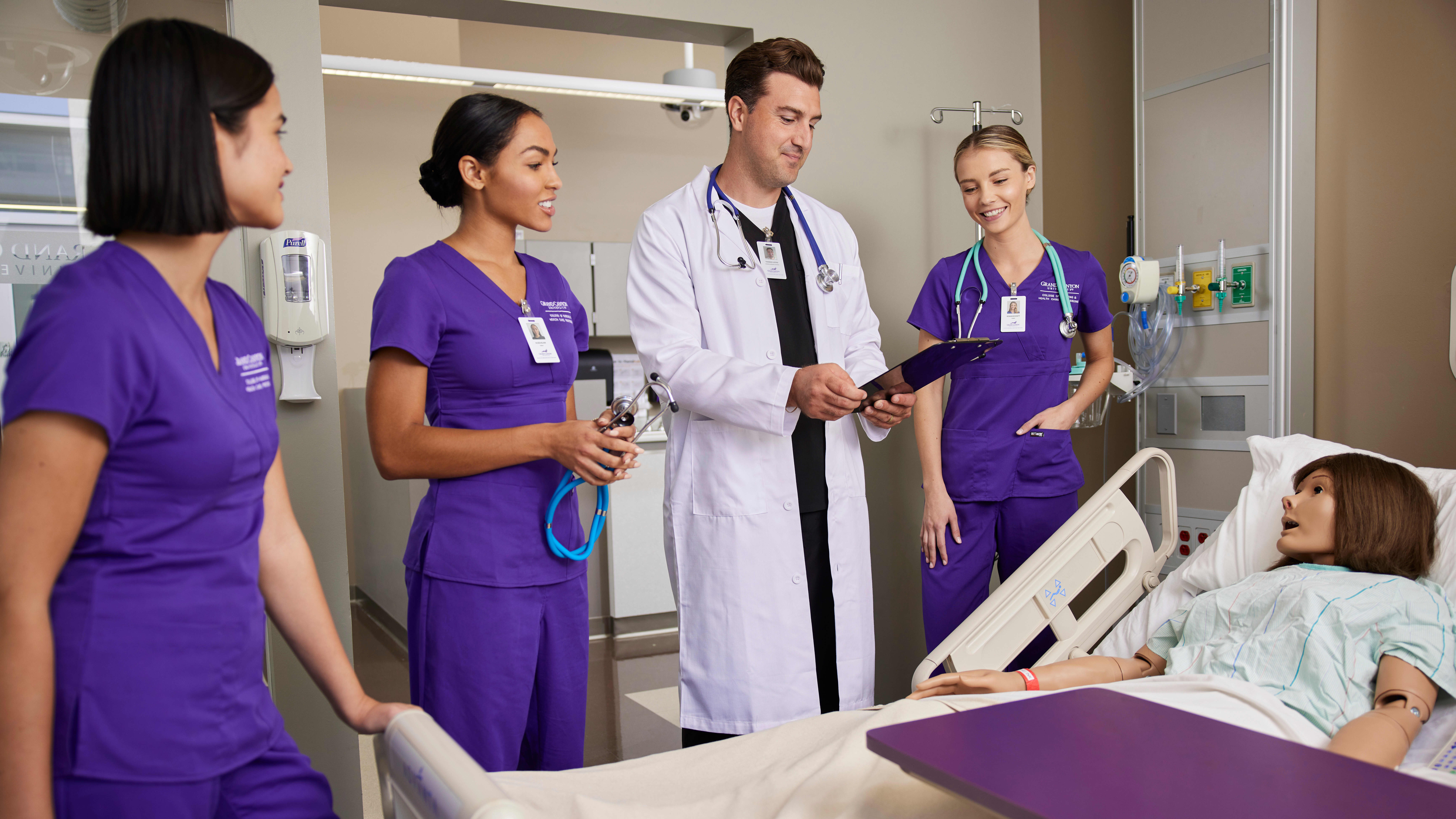 GCU ABSN degree students gaining experience working in hospital with doctor