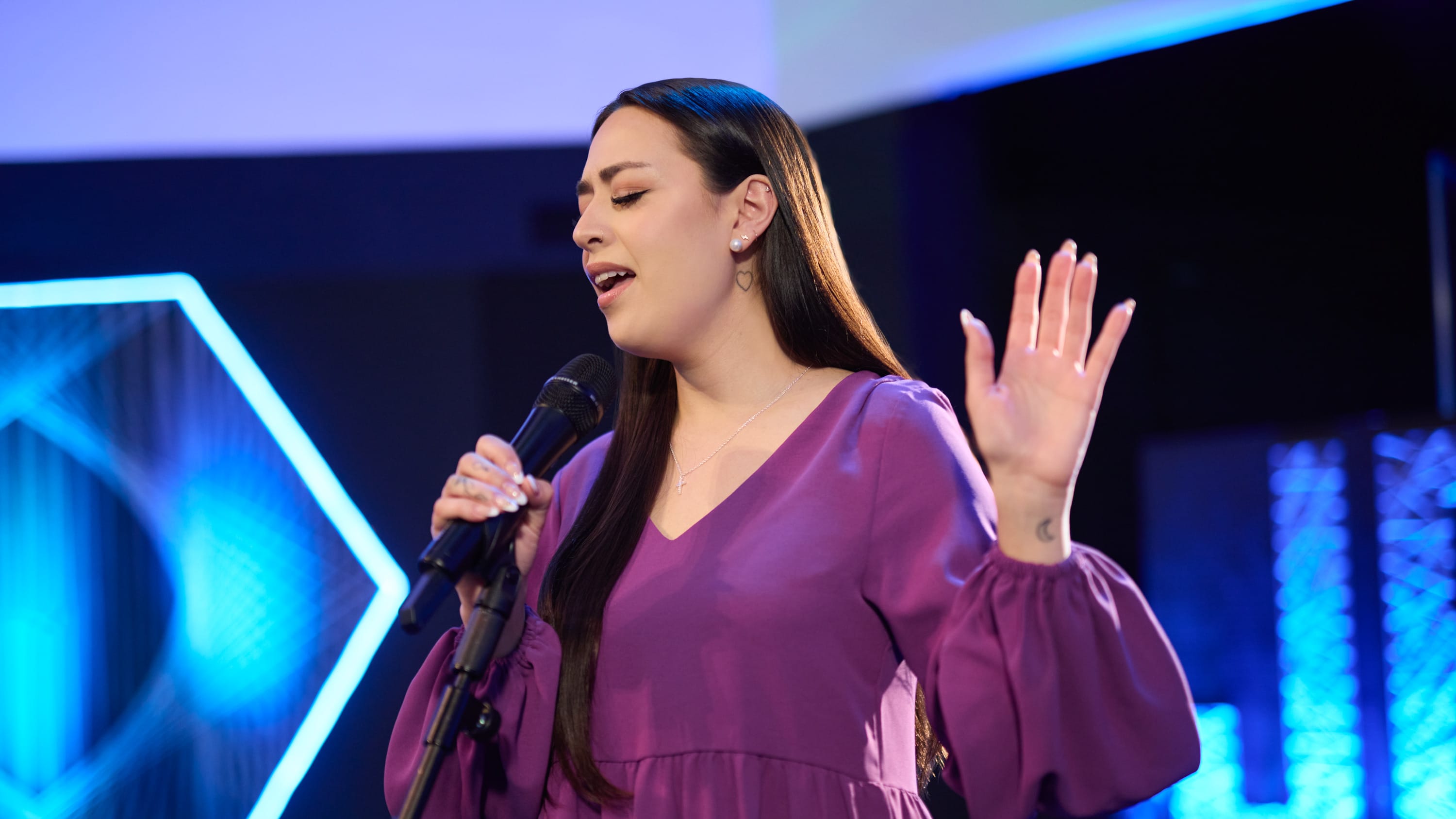 Female worship arts degree student singing at GCU Chapel